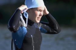 爱游戏体育-荷兰女子游泳选手击败对手