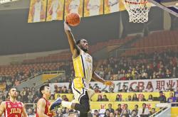 爱游戏APP-球员在全球篮球大赛中展现飘逸技术