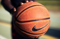 爱游戏入口-马刺式团队风暴席卷雄鹿，塔图姆关键时刻定义新王权