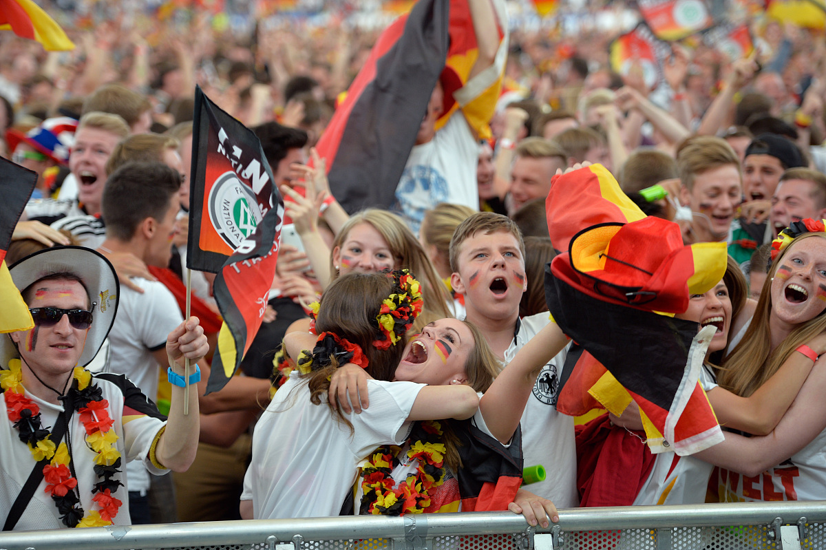 法国足球大战引发球迷狂热！