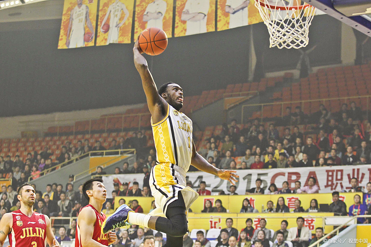 球员在全球篮球大赛中展现飘逸技术 球员在全球篮球大赛中展现飘逸技术