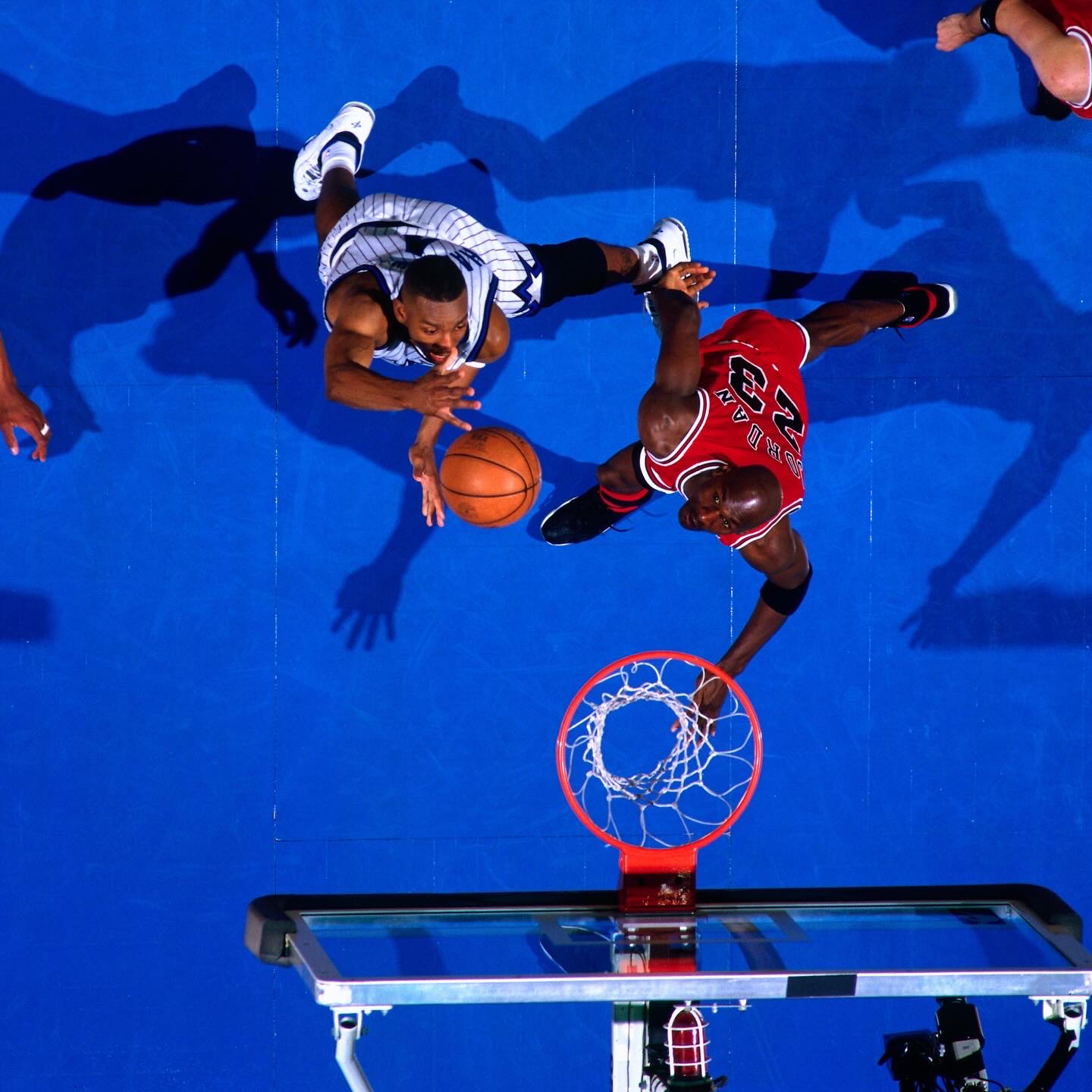 球员在全球篮球大赛中展现飘逸技术 球员在全球篮球大赛中展现飘逸技术