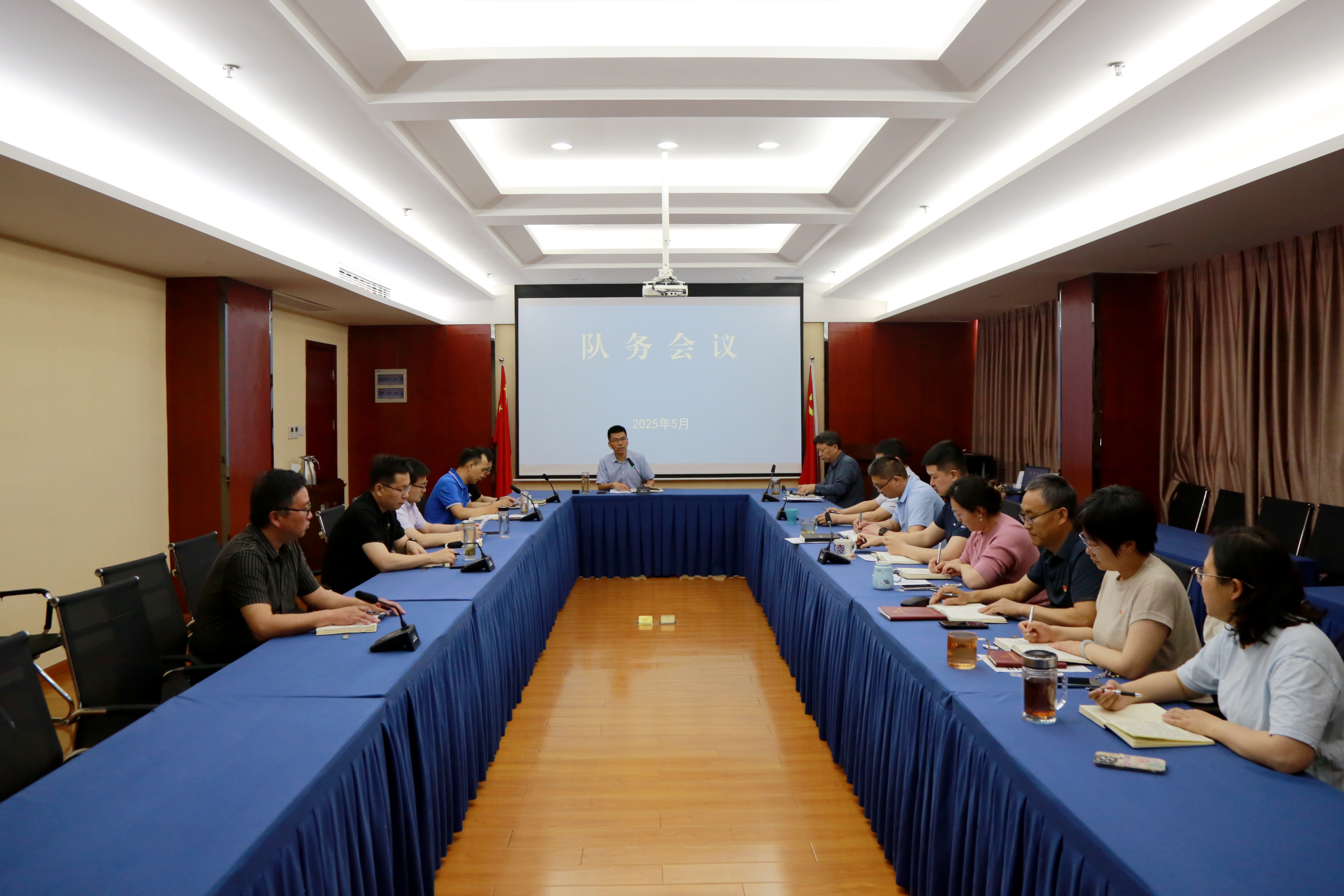 关于主场支持率急速下滑，俱乐部经营管理层召开紧急会议的信息