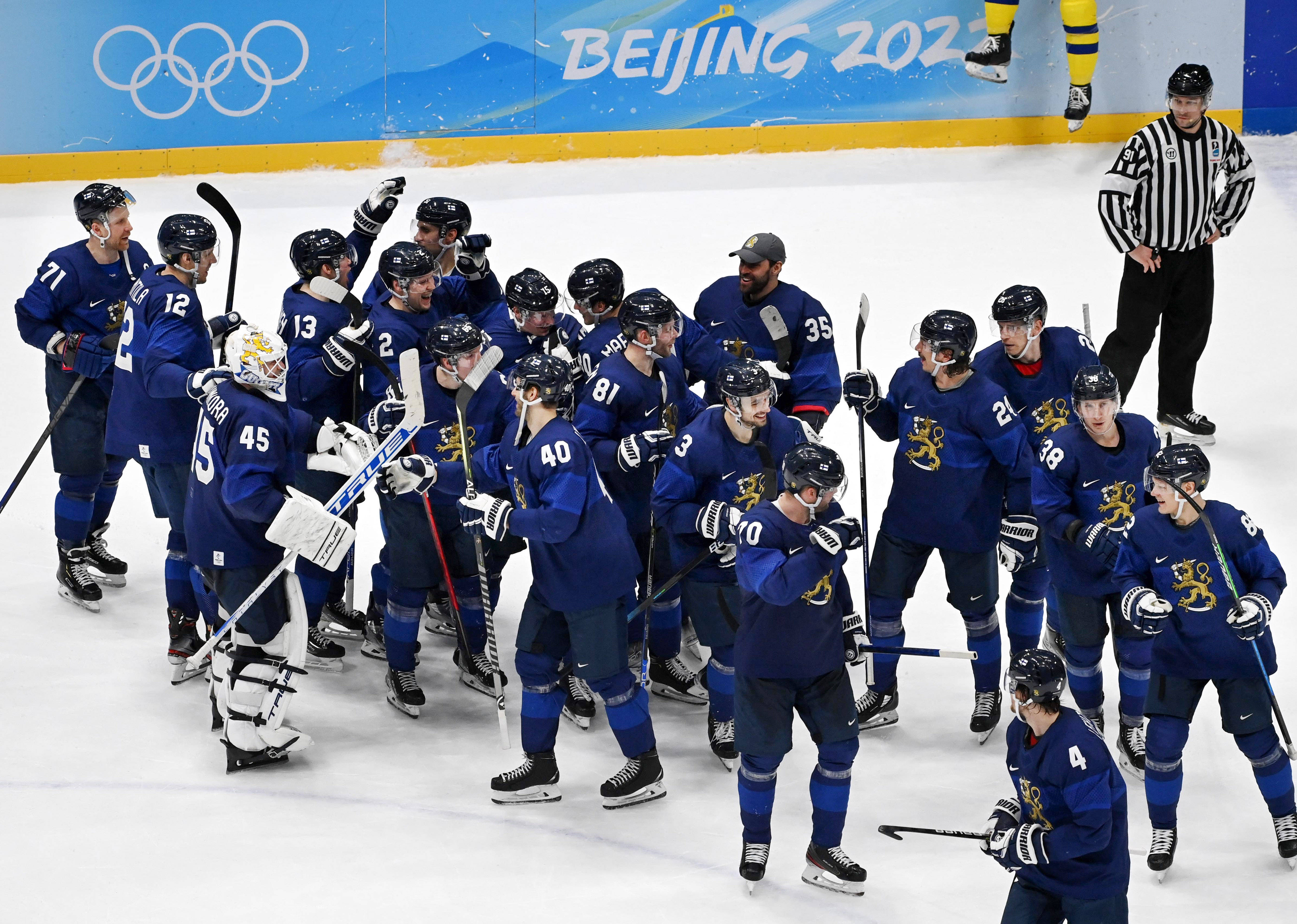 芬兰代表团在冰球比赛上实现逆袭，夺得金牌的简单介绍