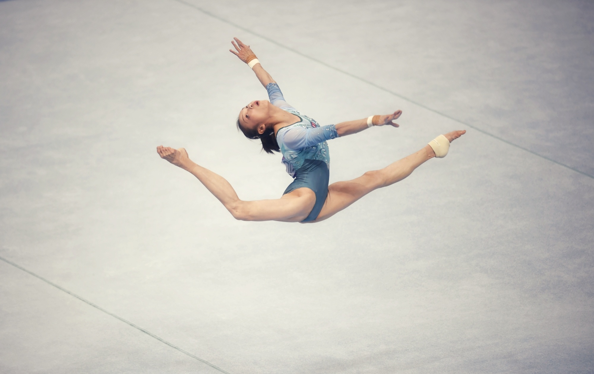 包含体操比赛惊艳亮相，选手优美动作的词条