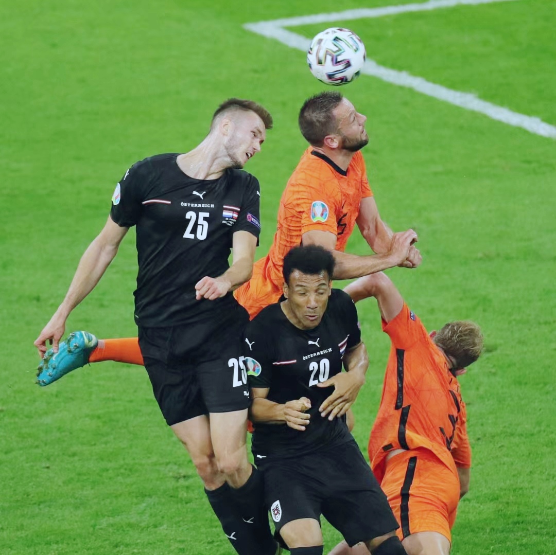 瑞典队在国际友谊赛中战胜荷兰