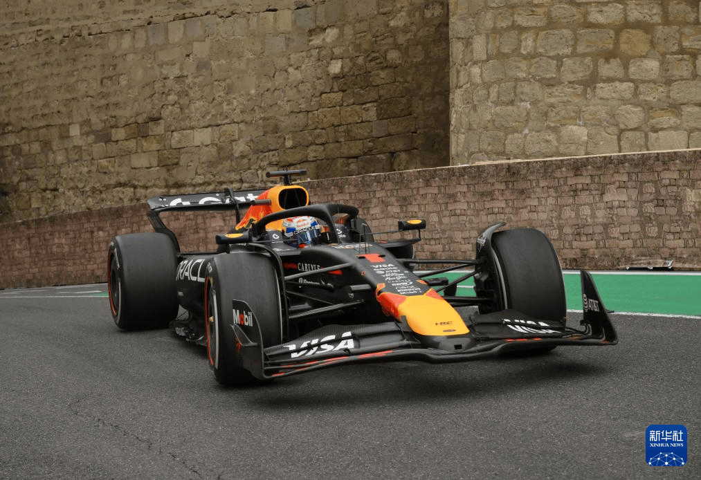 梅赛德斯逆转红牛二队，塞恩斯关键制胜的简单介绍